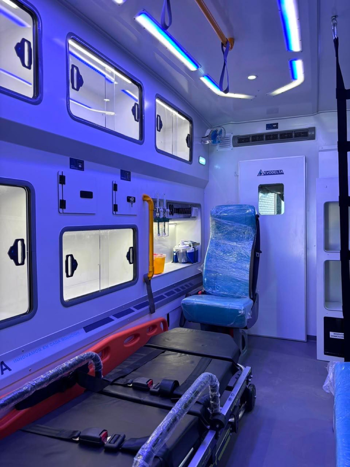 Interior sanitario de ambulancia EvoDelta con iluminación LED