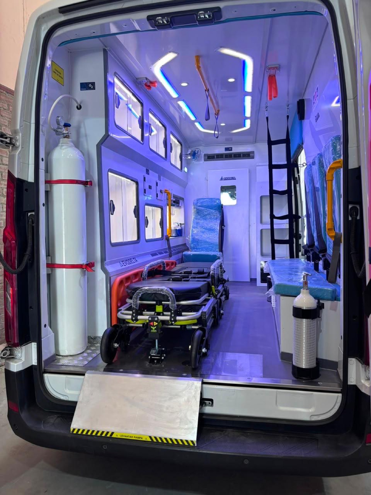 Vista trasera de ambulancia EvoDelta equipada